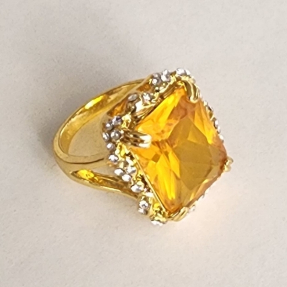 π Yellow Square Cut Cocktail Ring - Picture 6 of 11